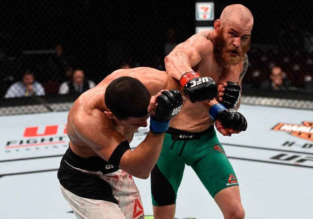 Alessio Di Chirico (luvas azuis) venceu Garreth McLellan por deciso dividida