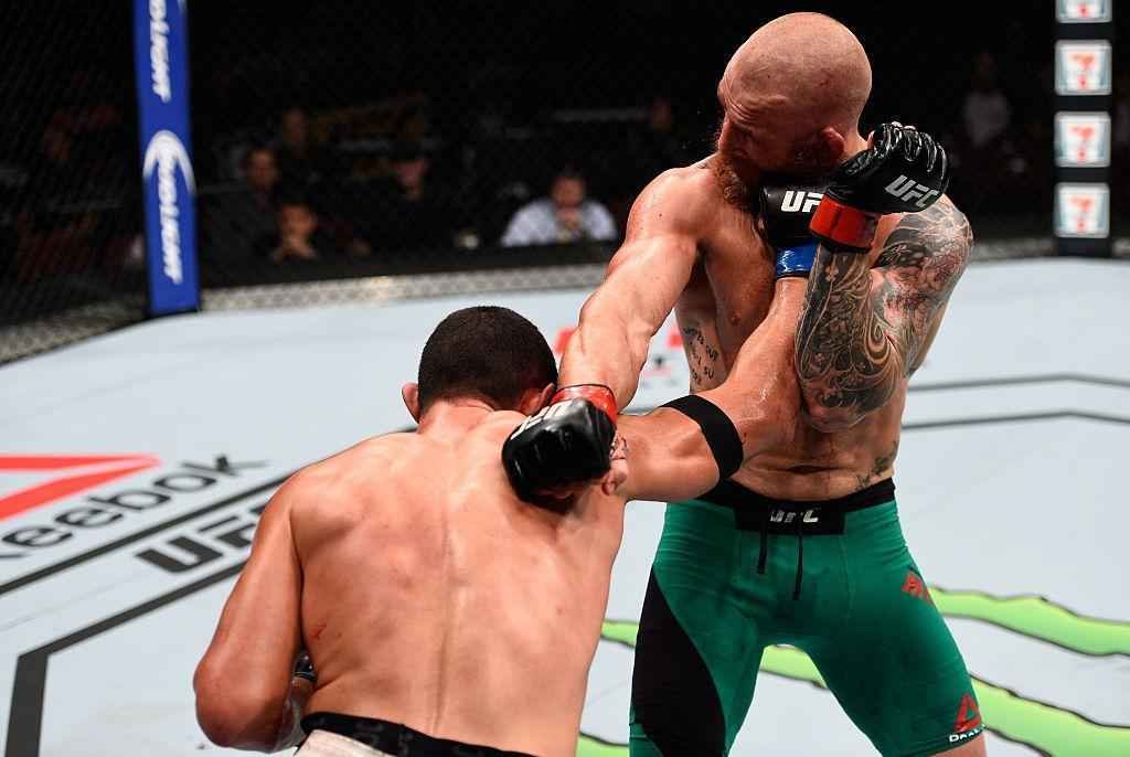 Alessio Di Chirico (luvas azuis) venceu Garreth McLellan por deciso dividida