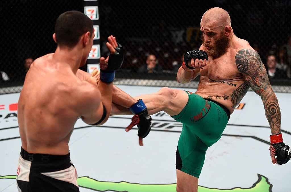 Alessio Di Chirico (luvas azuis) venceu Garreth McLellan por deciso dividida