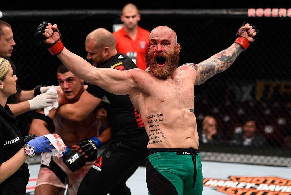 Alessio Di Chirico (luvas azuis) venceu Garreth McLellan por deciso dividida