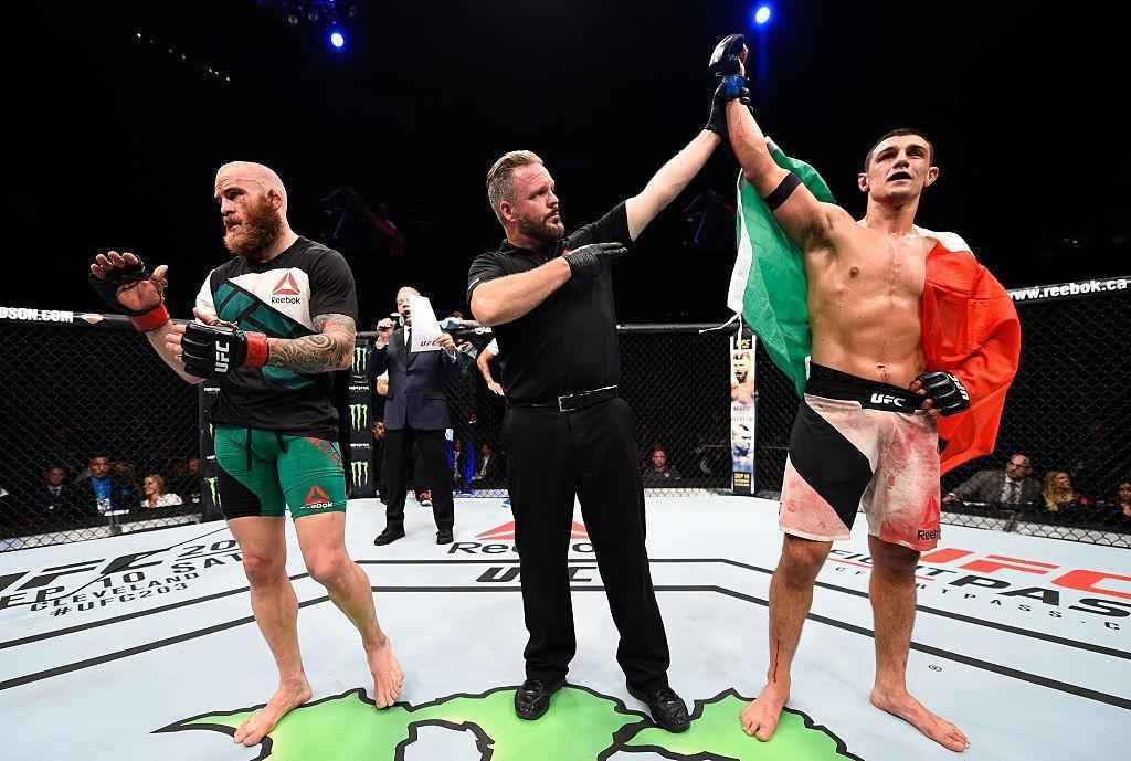 Alessio Di Chirico (luvas azuis) venceu Garreth McLellan por deciso dividida