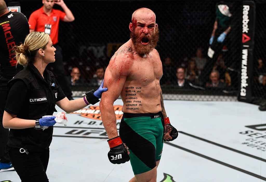 Alessio Di Chirico (luvas azuis) venceu Garreth McLellan por deciso dividida