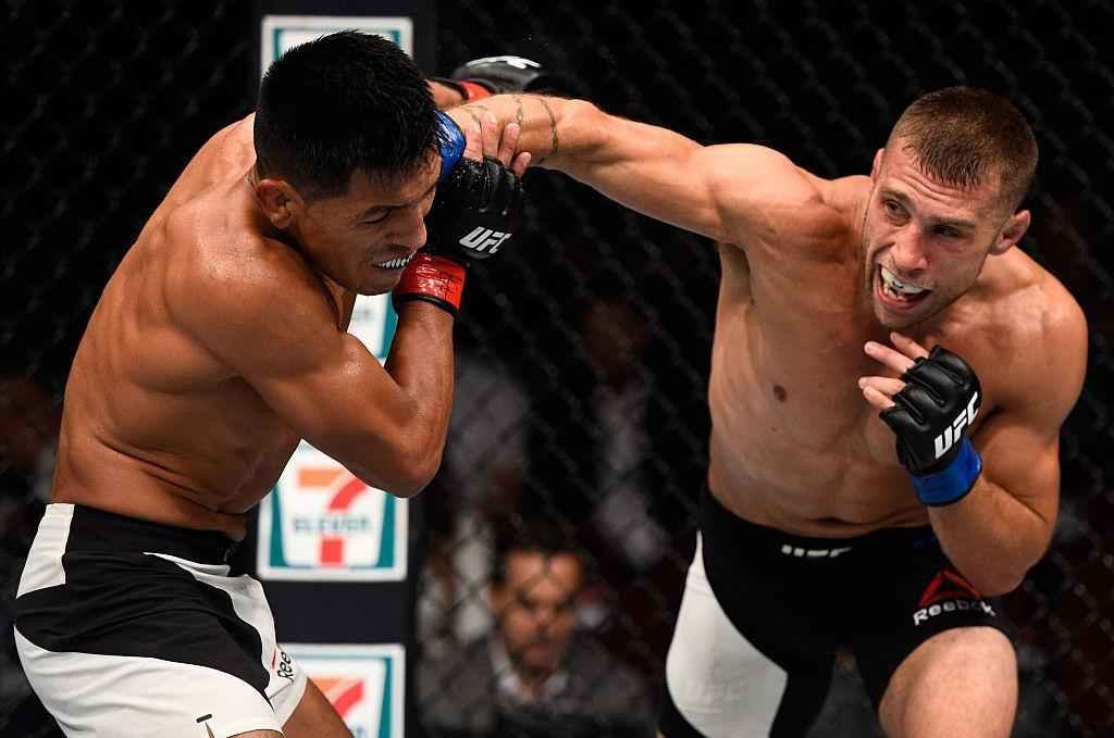 Kyle Bochniak (luvas azuis) venceu Enrique Barzola por deciso dividida