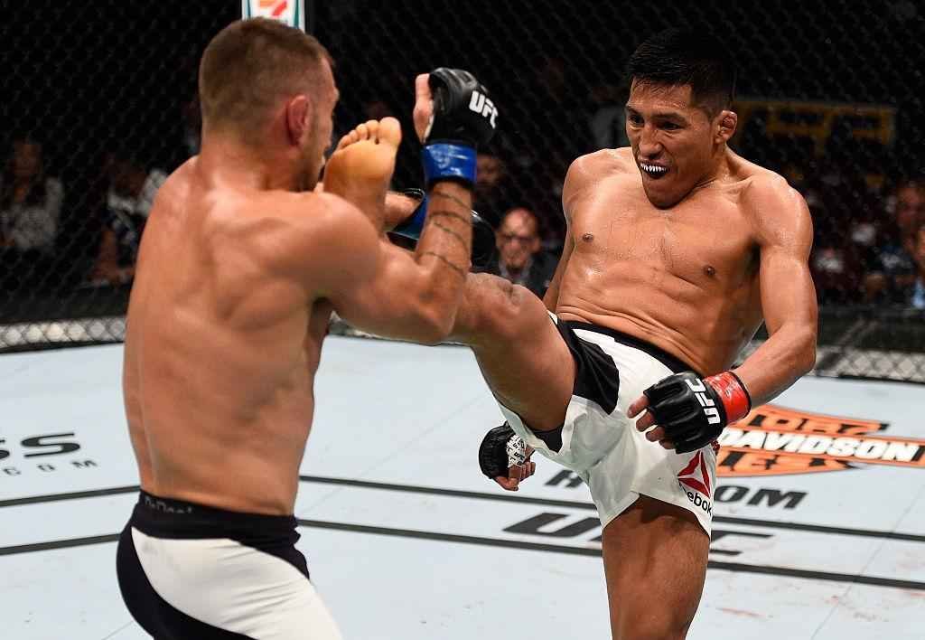 Kyle Bochniak (luvas azuis) venceu Enrique Barzola por deciso dividida