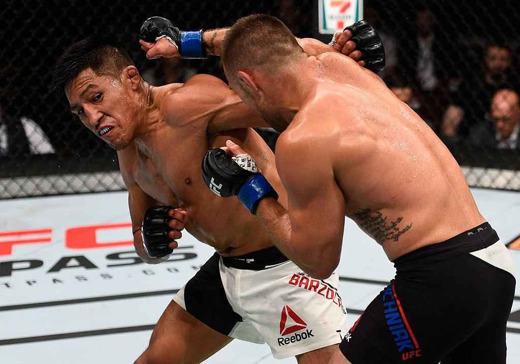 Kyle Bochniak (luvas azuis) venceu Enrique Barzola por deciso dividida