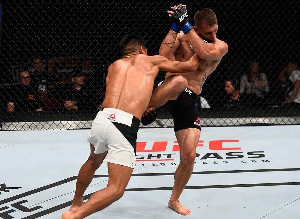 Kyle Bochniak (luvas azuis) venceu Enrique Barzola por deciso dividida