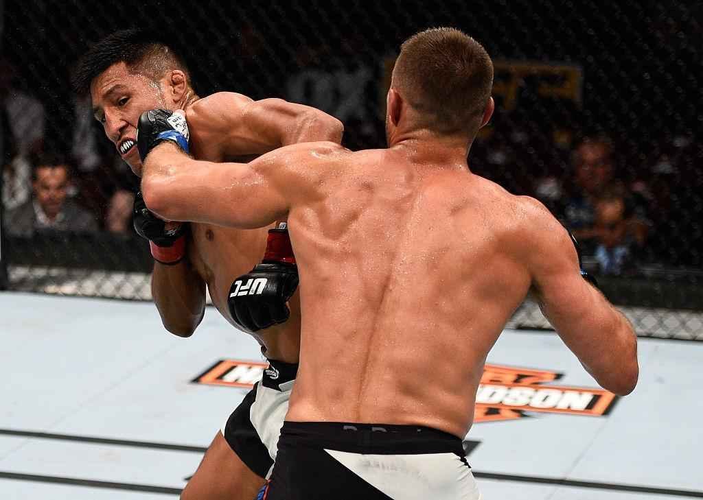 Kyle Bochniak (luvas azuis) venceu Enrique Barzola por deciso dividida