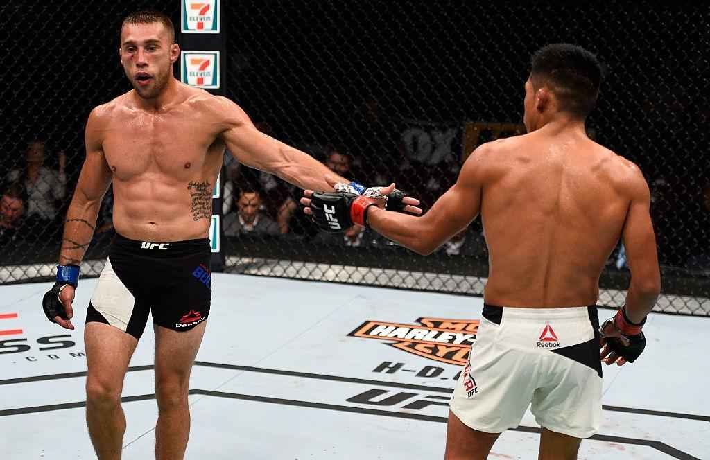 Kyle Bochniak (luvas azuis) venceu Enrique Barzola por deciso dividida