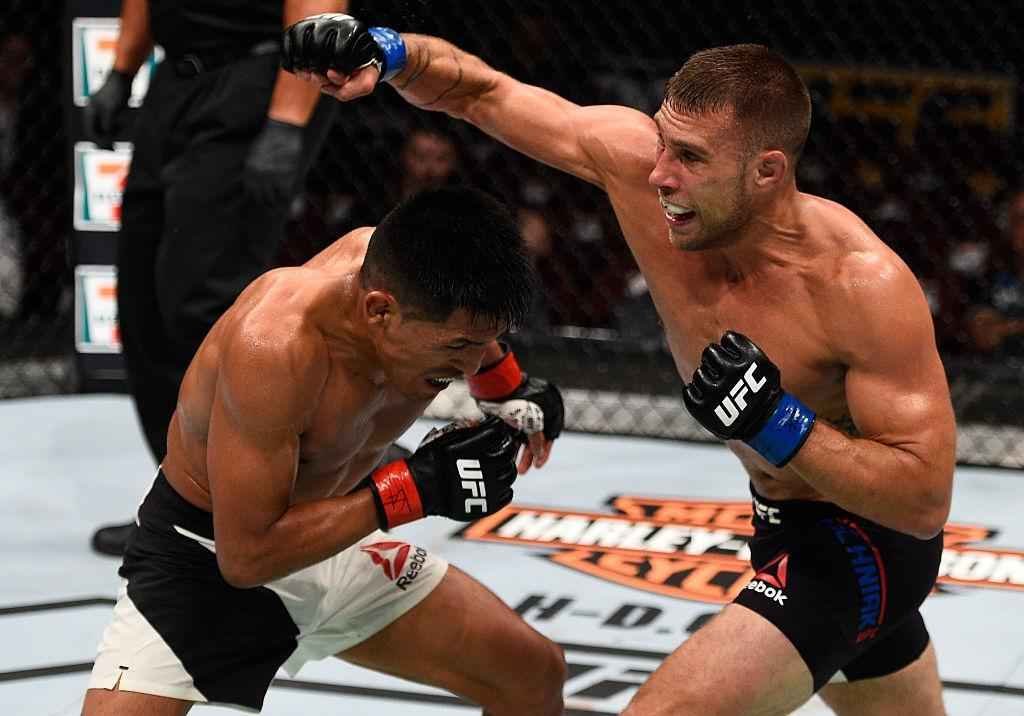 Kyle Bochniak (luvas azuis) venceu Enrique Barzola por deciso dividida