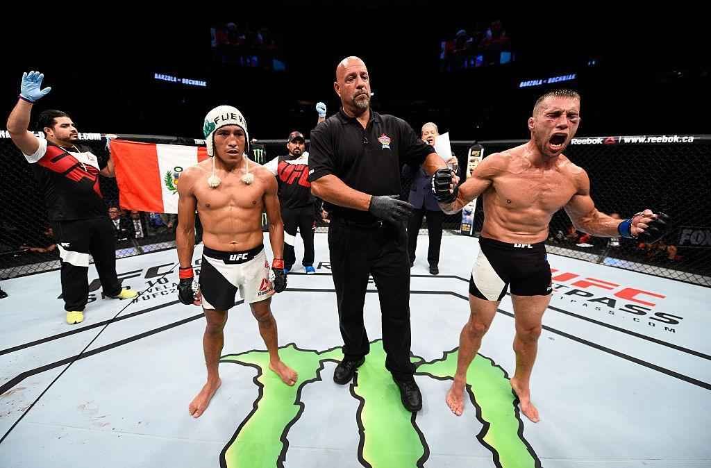 Kyle Bochniak (luvas azuis) venceu Enrique Barzola por deciso dividida