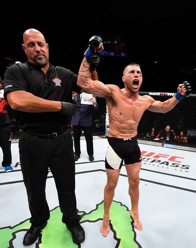 Kyle Bochniak (luvas azuis) venceu Enrique Barzola por deciso dividida