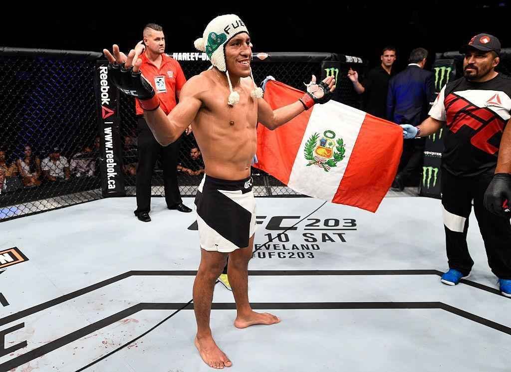 Kyle Bochniak (luvas azuis) venceu Enrique Barzola por deciso dividida