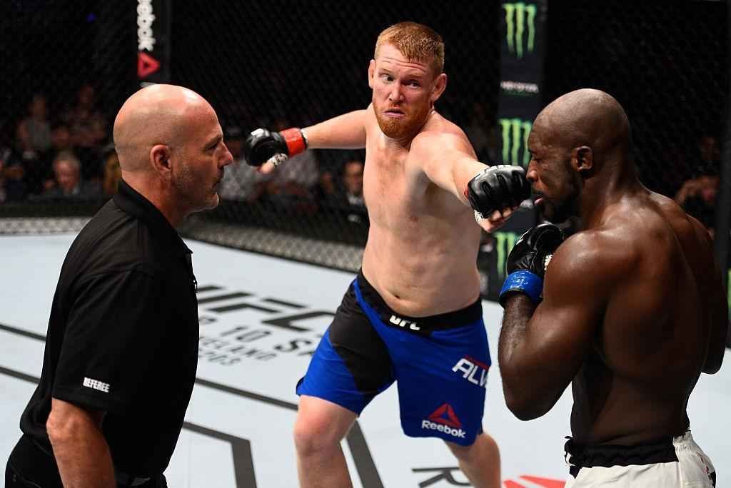 Sam Alvey (luvas vermelhas) venceu Kevin Casey por nocaute tcnico no segundo round