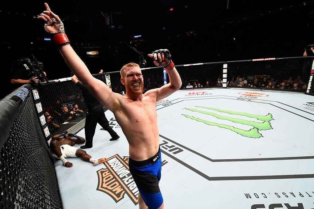 Sam Alvey (luvas vermelhas) venceu Kevin Casey por nocaute tcnico no segundo round