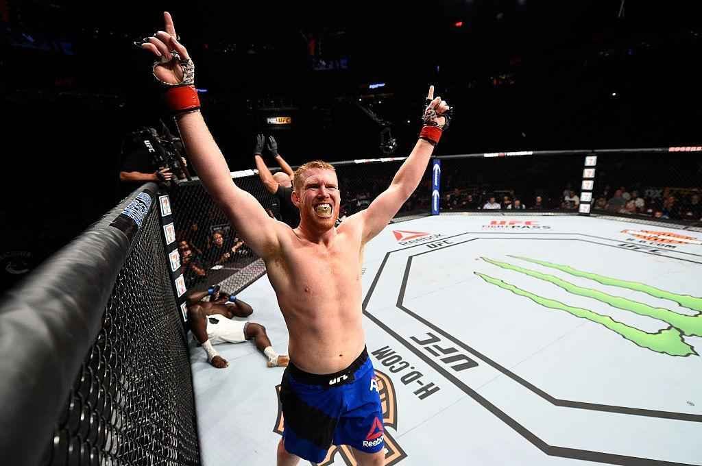 Sam Alvey (luvas vermelhas) venceu Kevin Casey por nocaute tcnico no segundo round