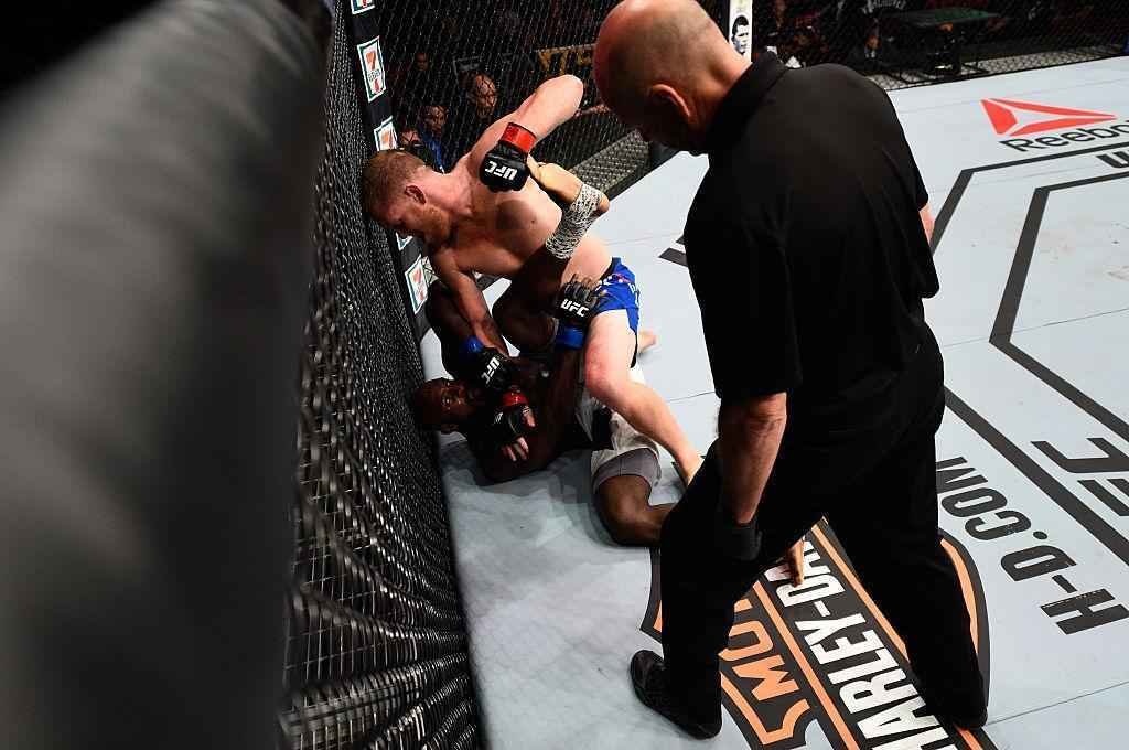 Sam Alvey (luvas vermelhas) venceu Kevin Casey por nocaute tcnico no segundo round