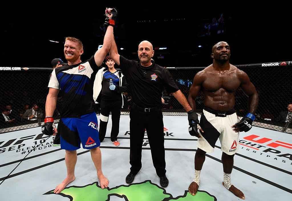 Sam Alvey (luvas vermelhas) venceu Kevin Casey por nocaute tcnico no segundo round