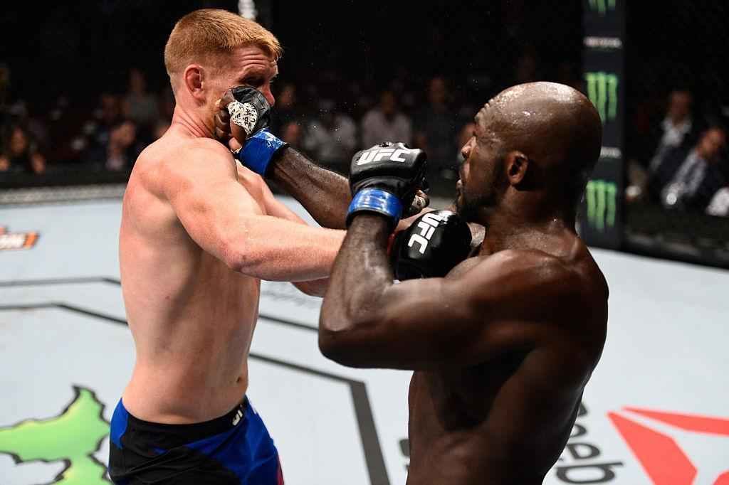 Sam Alvey (luvas vermelhas) venceu Kevin Casey por nocaute tcnico no segundo round