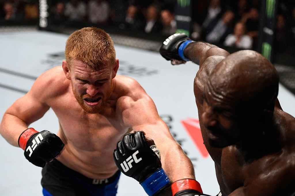 Sam Alvey (luvas vermelhas) venceu Kevin Casey por nocaute tcnico no segundo round
