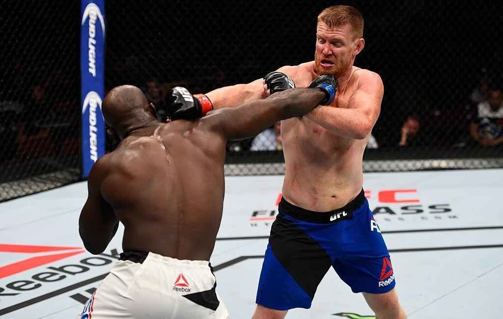 Sam Alvey (luvas vermelhas) venceu Kevin Casey por nocaute tcnico no segundo round