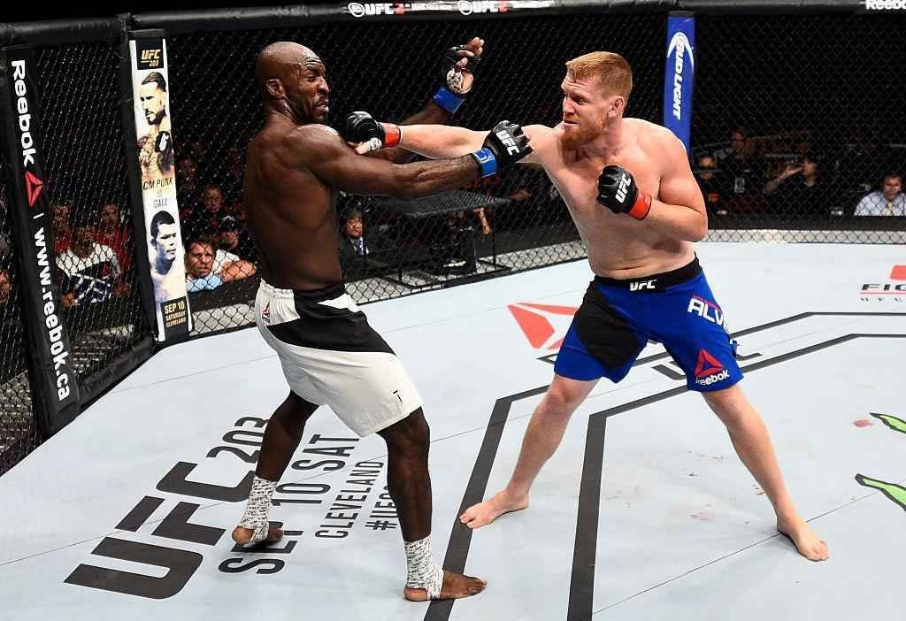 Sam Alvey (luvas vermelhas) venceu Kevin Casey por nocaute tcnico no segundo round