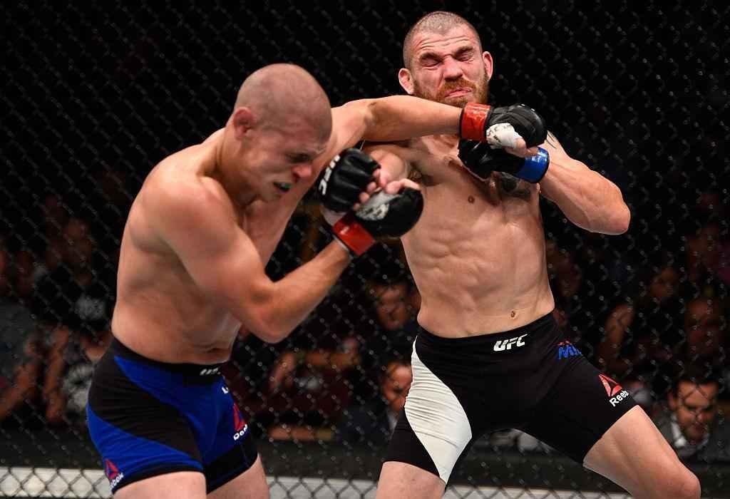 Jim Miller (luvas azuis) venceu Joe Lauzon por deciso dividida 