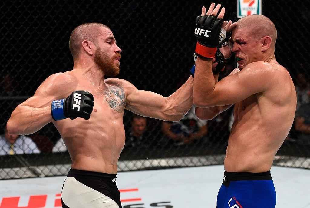 Jim Miller (luvas azuis) venceu Joe Lauzon por deciso dividida 
