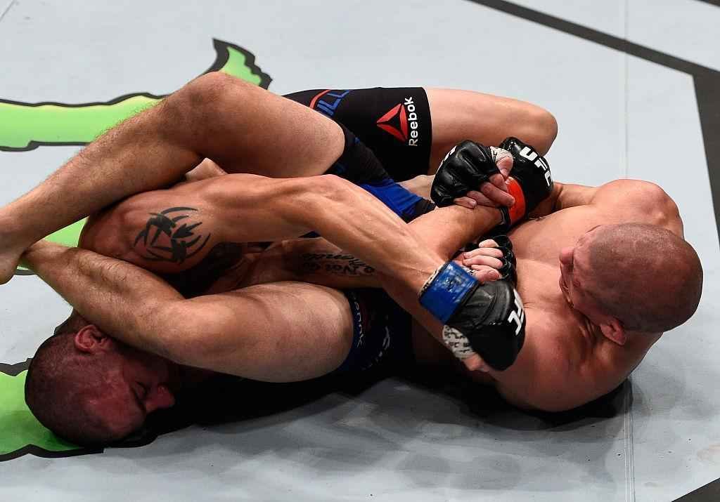 Jim Miller (luvas azuis) venceu Joe Lauzon por deciso dividida 