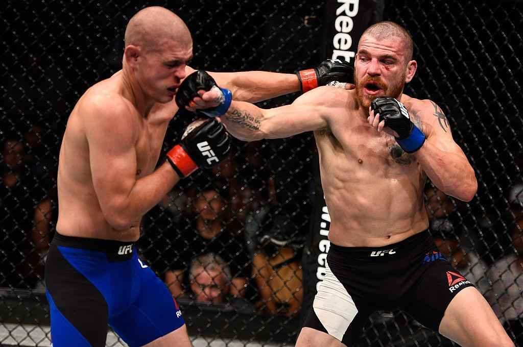 Jim Miller (luvas azuis) venceu Joe Lauzon por deciso dividida 
