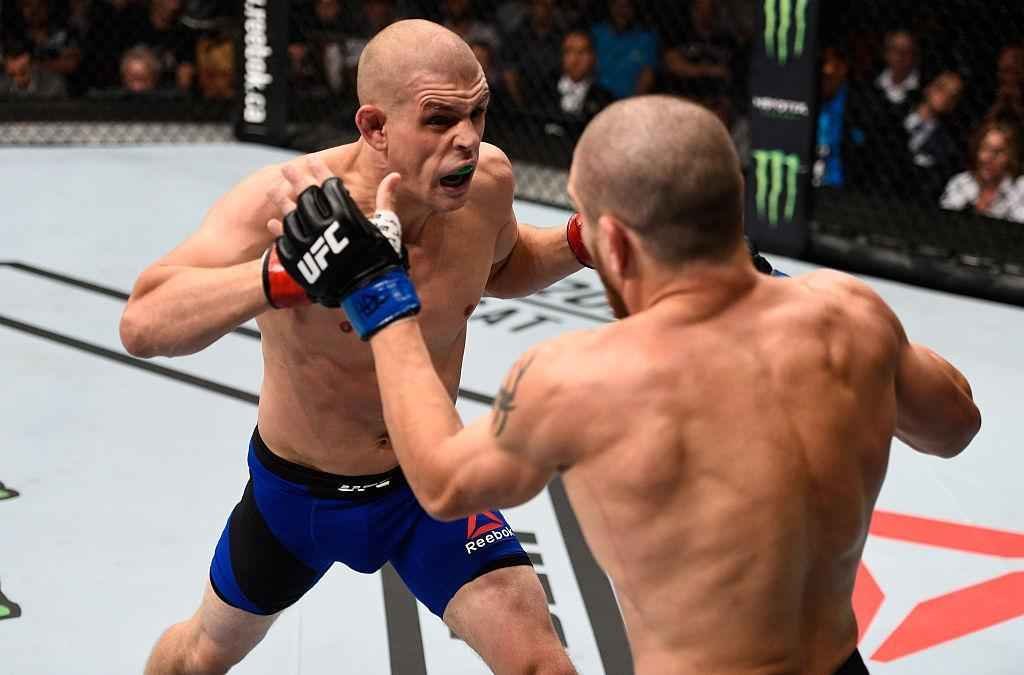Jim Miller (luvas azuis) venceu Joe Lauzon por deciso dividida 