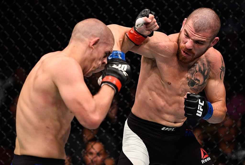 Jim Miller (luvas azuis) venceu Joe Lauzon por deciso dividida 