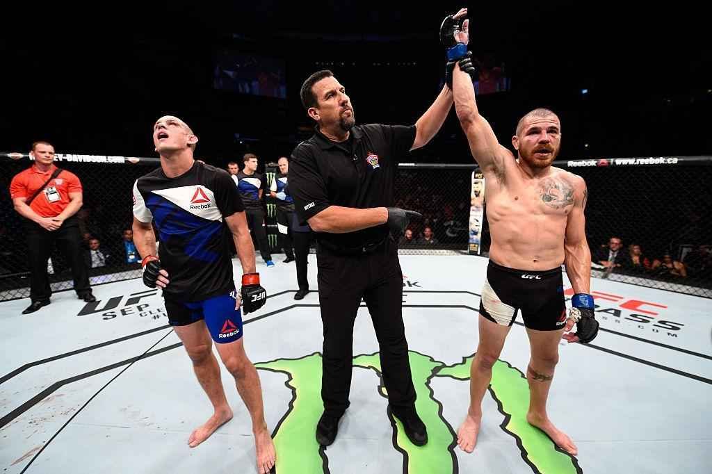 Jim Miller (luvas azuis) venceu Joe Lauzon por deciso dividida 