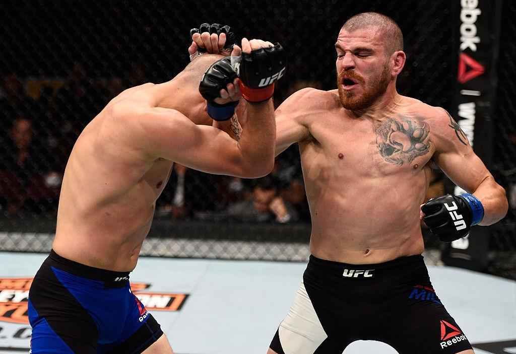 Jim Miller (luvas azuis) venceu Joe Lauzon por deciso dividida 