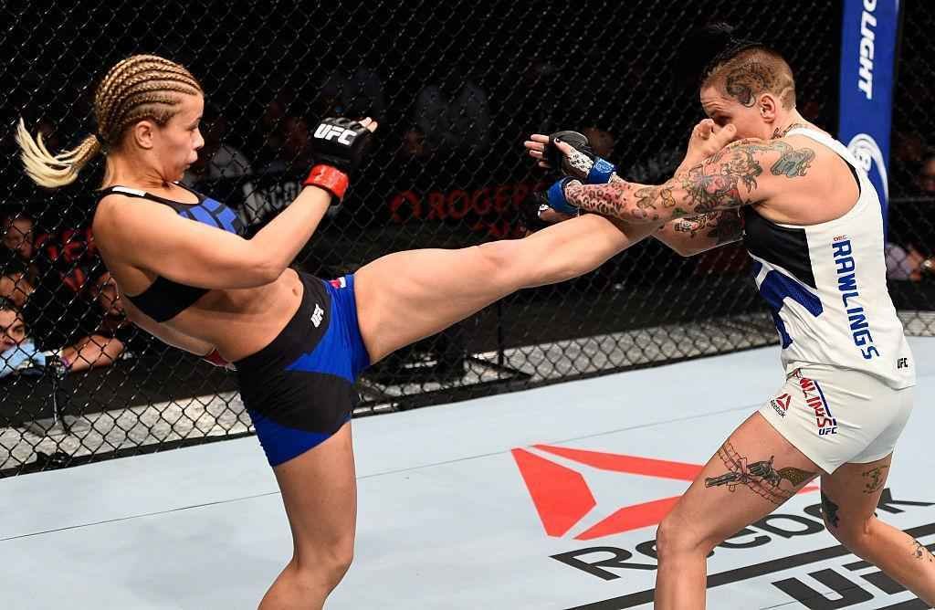 Paige VanZant (luvas vermelhas) venceu Bec Rawlings por nocaute aos 17s do segundo round