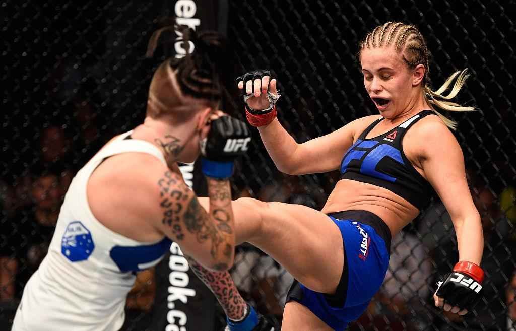Paige VanZant (luvas vermelhas) venceu Bec Rawlings por nocaute aos 17s do segundo round