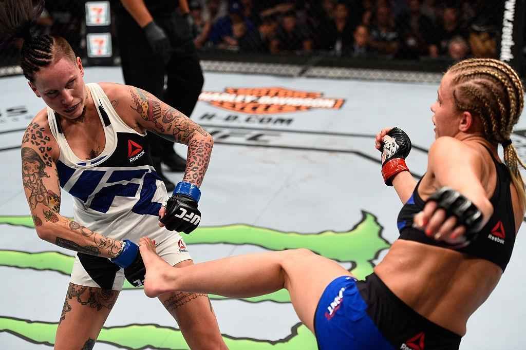 Paige VanZant (luvas vermelhas) venceu Bec Rawlings por nocaute aos 17s do segundo round