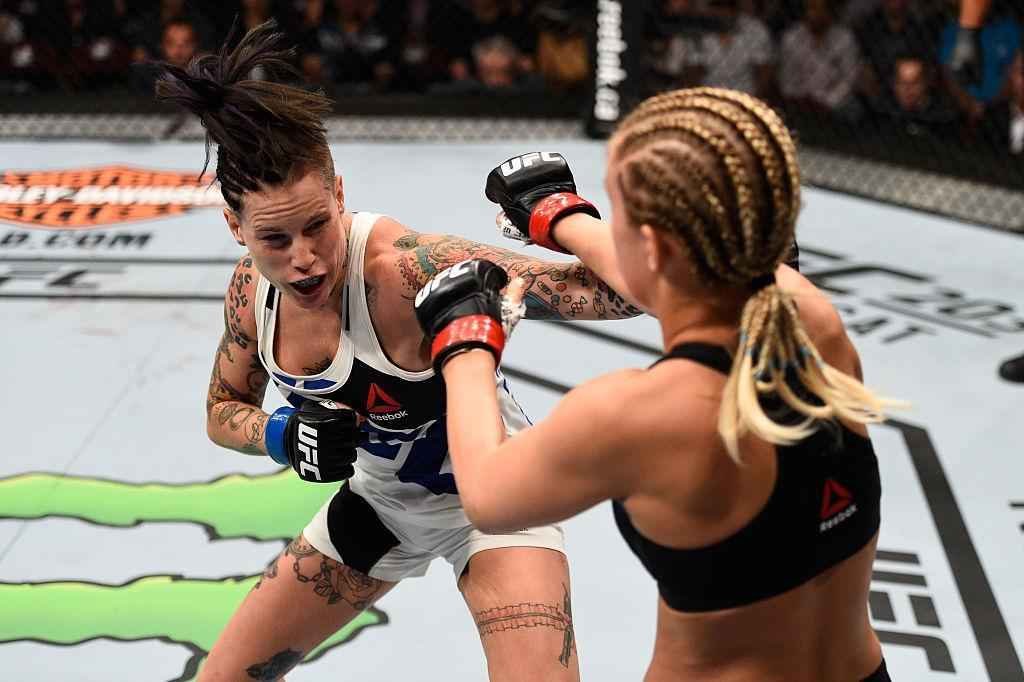 Paige VanZant (luvas vermelhas) venceu Bec Rawlings por nocaute aos 17s do segundo round