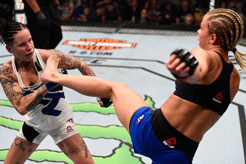 Paige VanZant (luvas vermelhas) venceu Bec Rawlings por nocaute aos 17s do segundo round