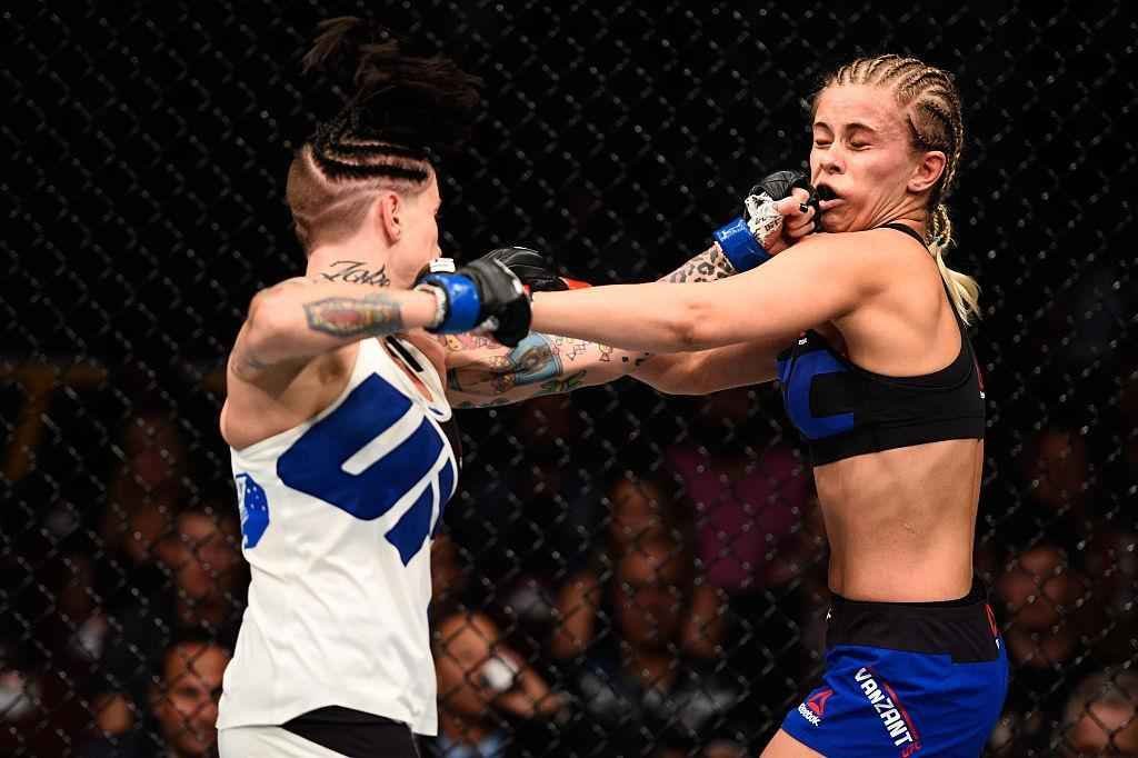 Paige VanZant (luvas vermelhas) venceu Bec Rawlings por nocaute aos 17s do segundo round