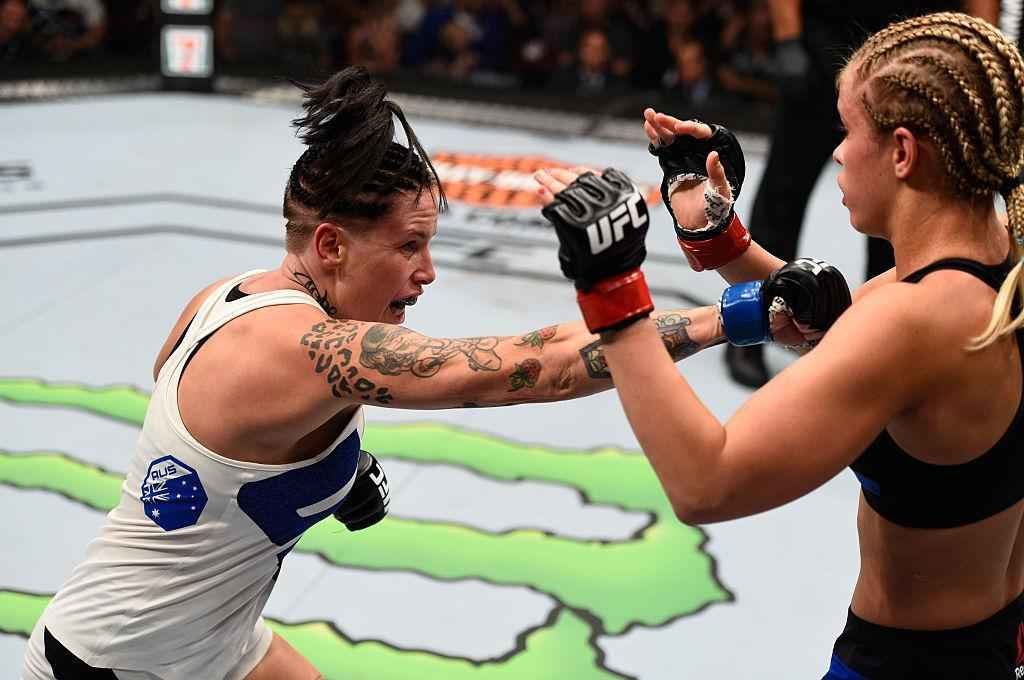 Paige VanZant (luvas vermelhas) venceu Bec Rawlings por nocaute aos 17s do segundo round