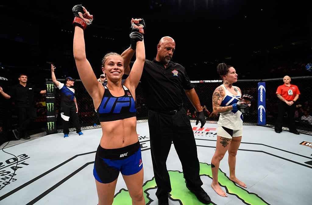Paige VanZant (luvas vermelhas) venceu Bec Rawlings por nocaute aos 17s do segundo round