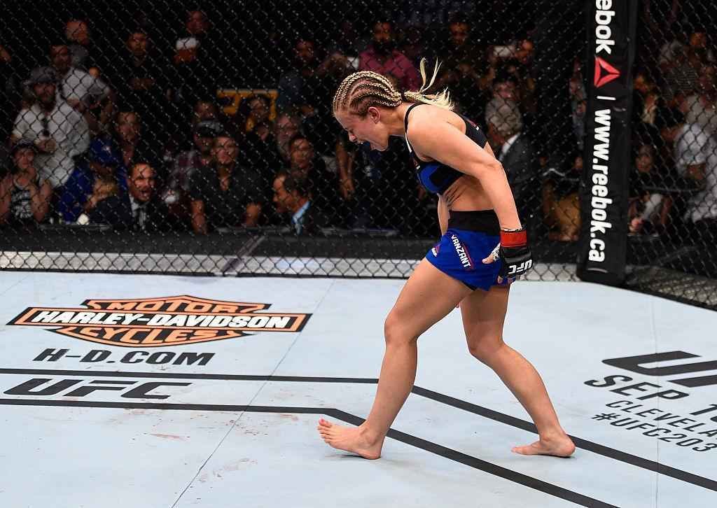 Paige VanZant (luvas vermelhas) venceu Bec Rawlings por nocaute aos 17s do segundo round
