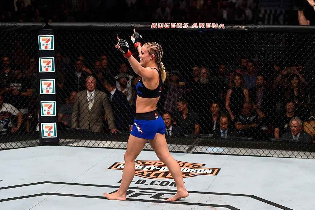 Paige VanZant (luvas vermelhas) venceu Bec Rawlings por nocaute aos 17s do segundo round