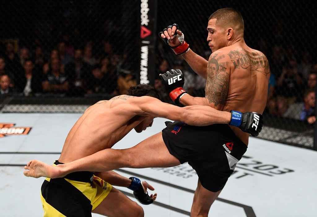 Anthony Pettis (luvas vermelhas) venceu Charles do Bronx por finalizao a 1m49s do terceiro round
