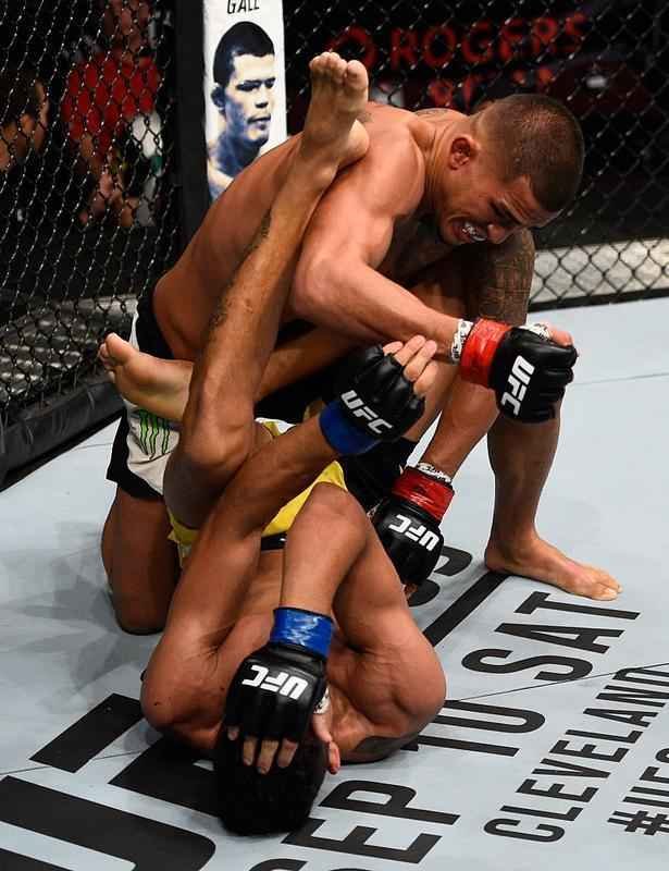 Anthony Pettis (luvas vermelhas) venceu Charles do Bronx por finalizao a 1m49s do terceiro round