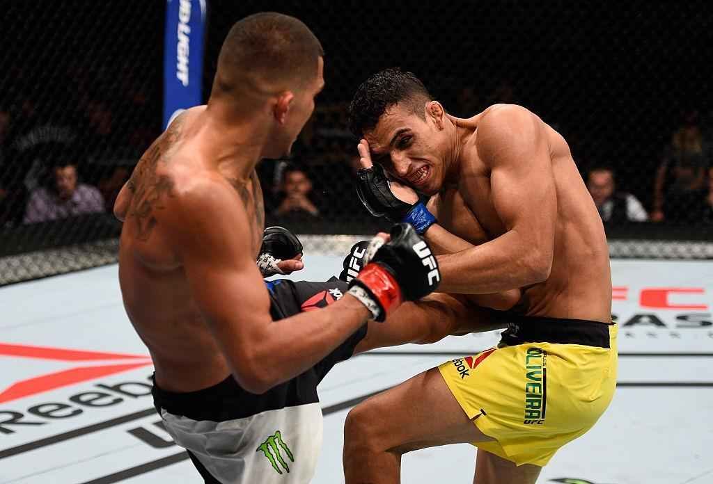 Anthony Pettis (luvas vermelhas) venceu Charles do Bronx por finalizao a 1m49s do terceiro round