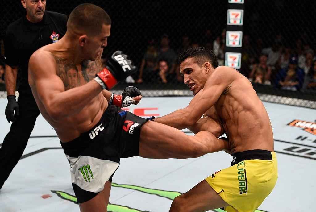Anthony Pettis (luvas vermelhas) venceu Charles do Bronx por finalizao a 1m49s do terceiro round