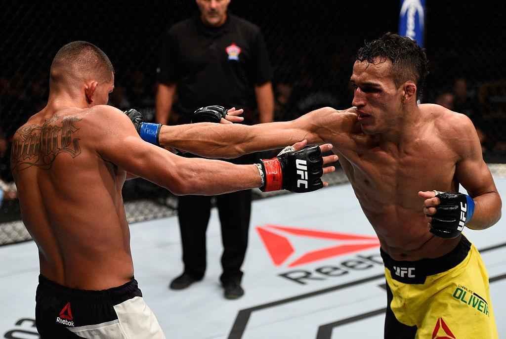 Anthony Pettis (luvas vermelhas) venceu Charles do Bronx por finalizao a 1m49s do terceiro round