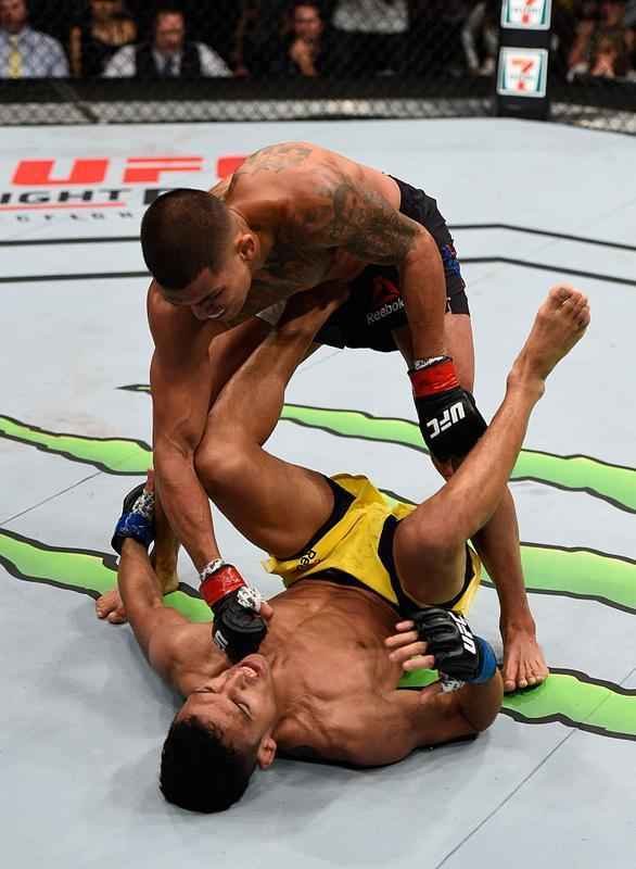 Anthony Pettis (luvas vermelhas) venceu Charles do Bronx por finalizao a 1m49s do terceiro round