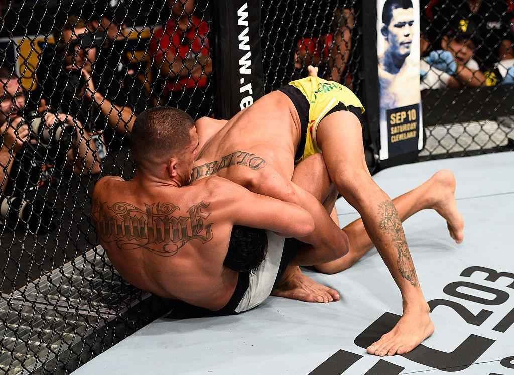 Anthony Pettis (luvas vermelhas) venceu Charles do Bronx por finalizao a 1m49s do terceiro round